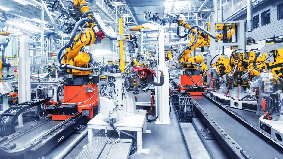 Roboterarme in einer Autofabrik